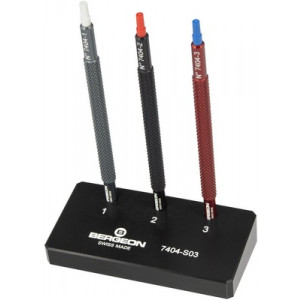 Assortiment de 3 chasse-aiguilles, sur socle